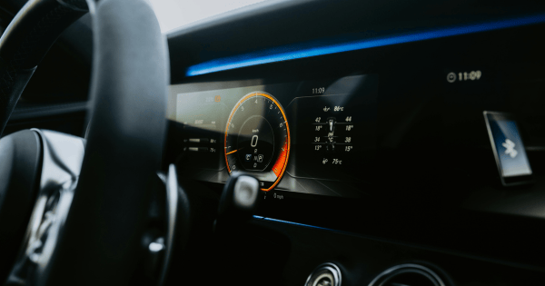 Porównanie infotainment: kto ma lepszy system – Mercedes, BMW czy Volvo?
